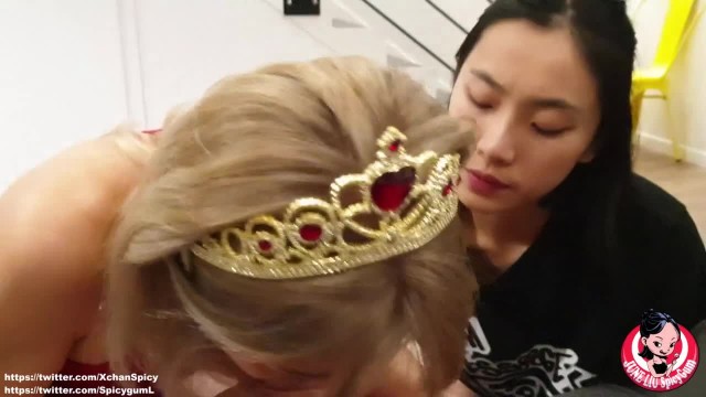 Азиатки дарят сразу два удовольствия парню